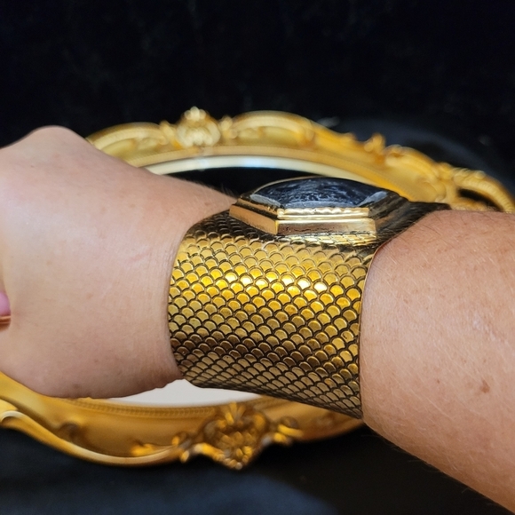 Vintage Black Obsidian Stone Bezel Fish Scale Cuff Gold Bracelet - Picture 8 of 14